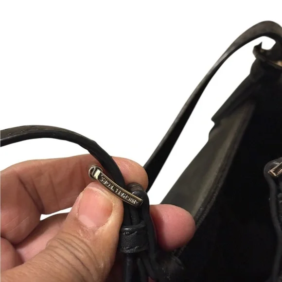 Michael Kors Elegant Black Handbag. Sides packets with a log in the front - Picture 10 of 14